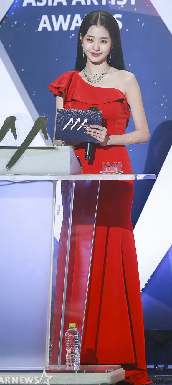 连续四年身穿红裙主持AAA颁奖礼不会缺席的一抹红色❤️ 张元英提醒柳俊烈主持 ?