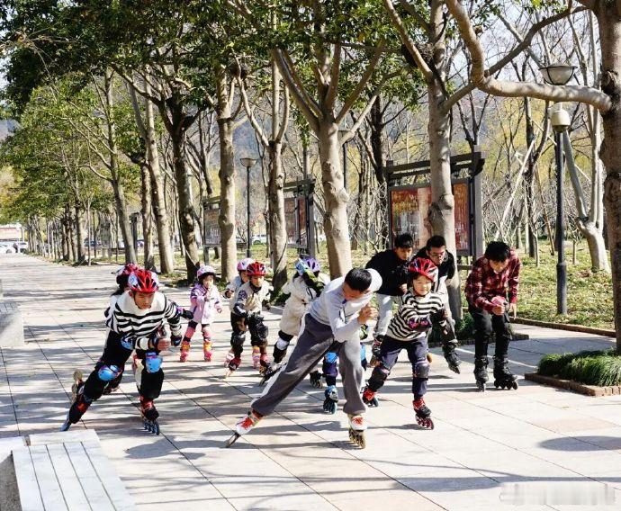 12年轮上追风台州少年备战省运会 12年磨一剑，轮上见真章！台州这所省级轮滑示范