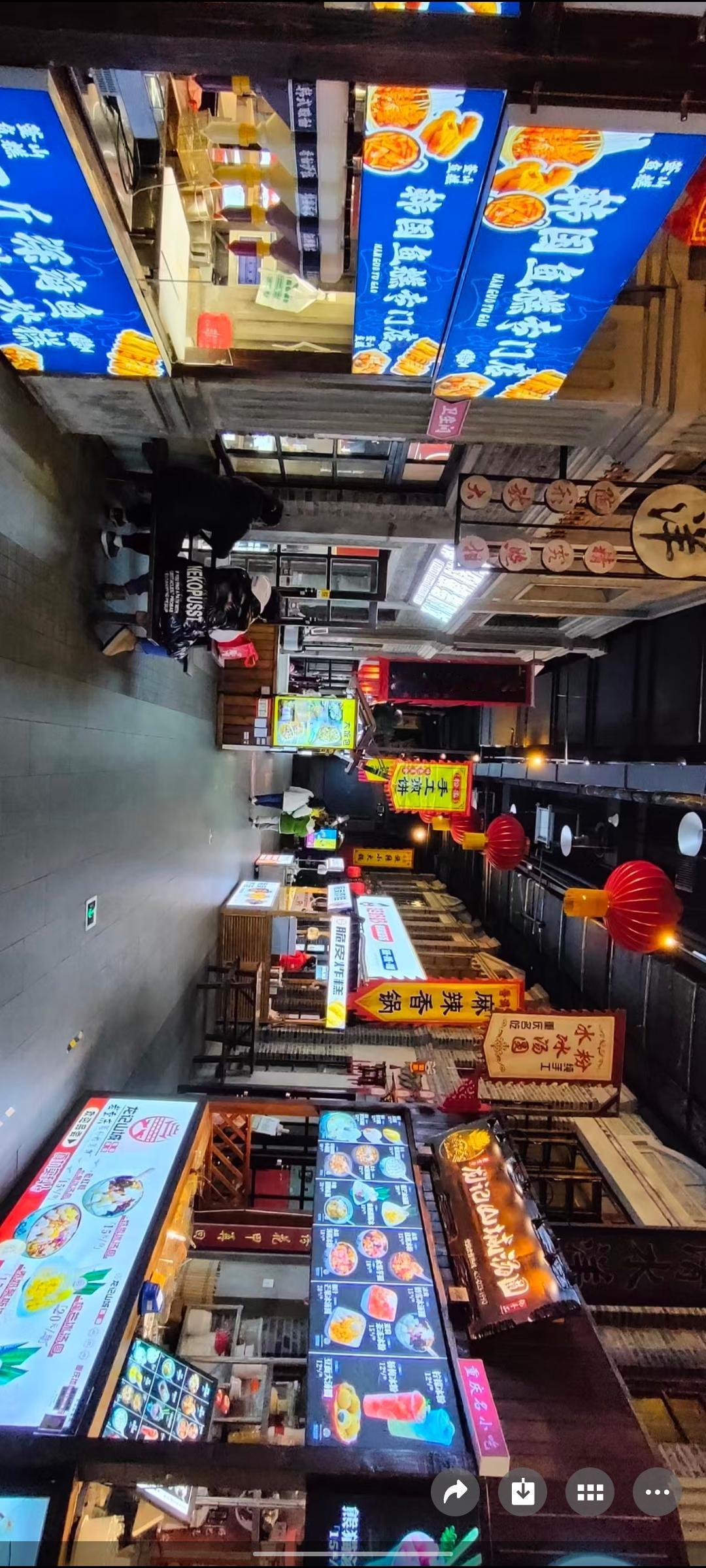 繁华夜市，美食琳琅满目，人间烟火气，尽在其中。