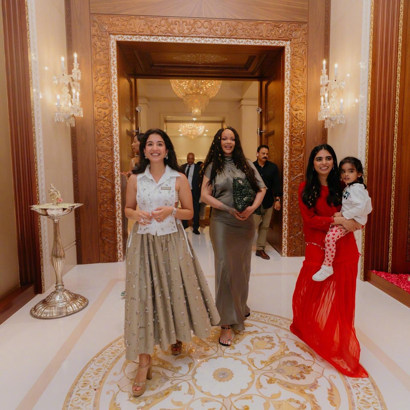 著名女企业家蕾哈娜 去印度推广彩妆，顺便会晤了一下亚洲第一富家族成员。受安巴尼家