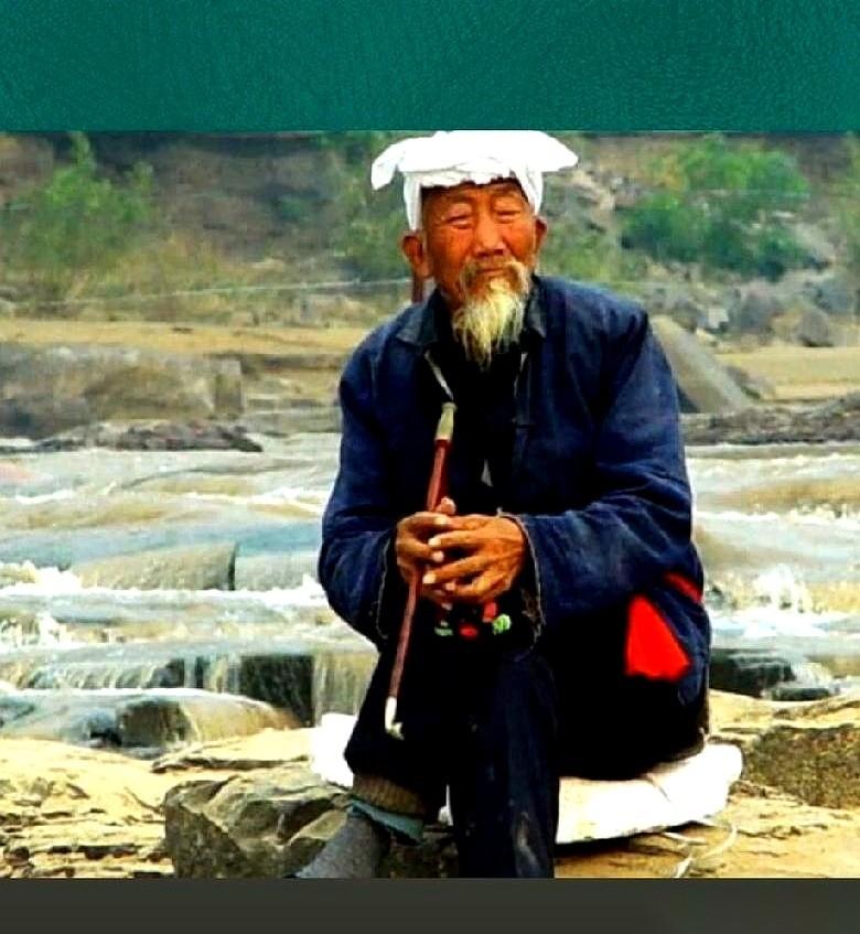 母亲交代姊妹几个往后尽量住得近些，老了互相照顾。
她认准了孩子在外有工作离得远，