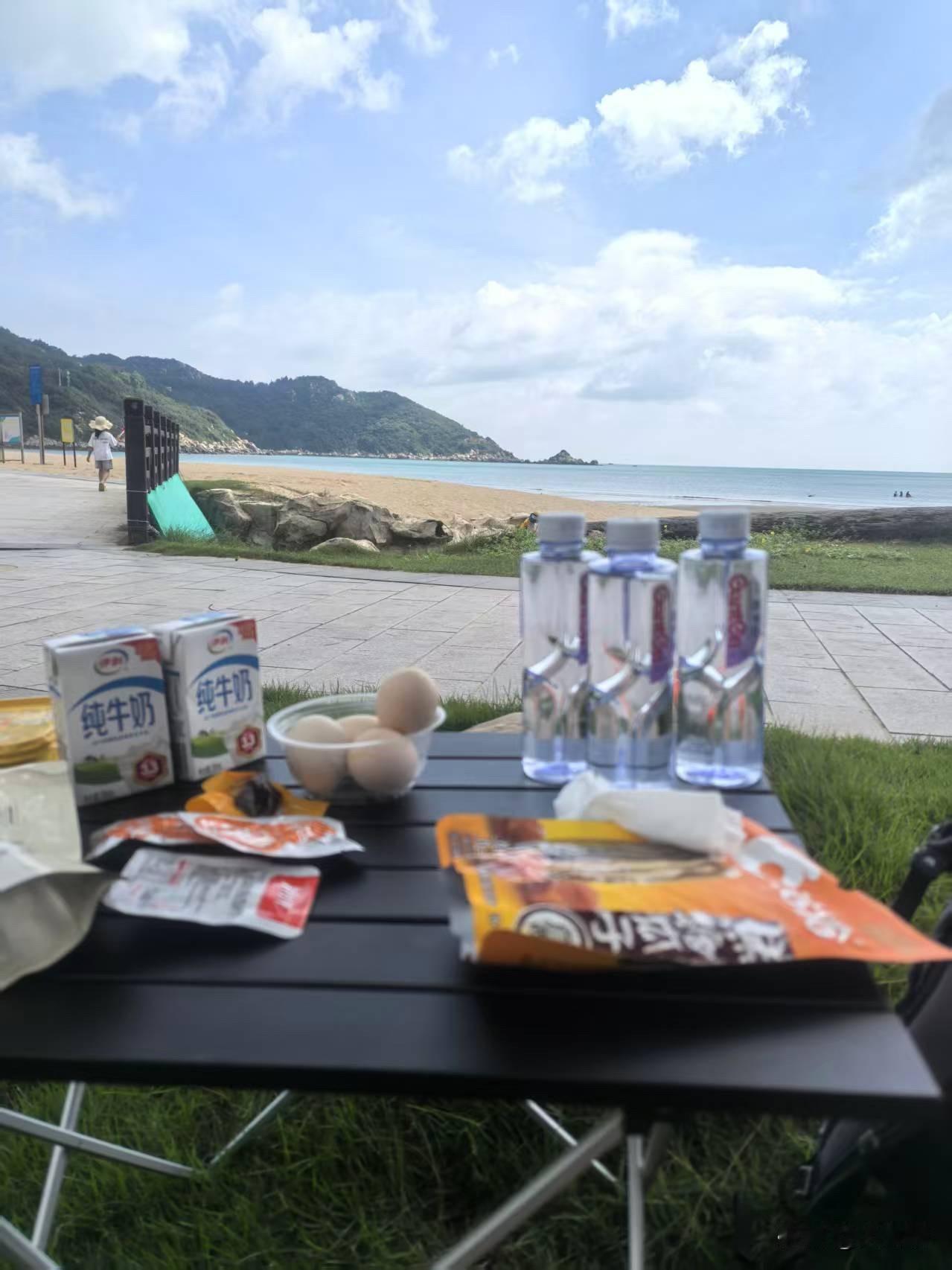 又是一个假期的一天，再次来到广东某边缘城市的海边，比起深圳的大小梅沙和惠州海滩，