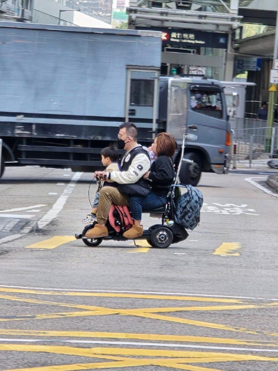 一家人齐齐整整过马路。
細路坐車頭，$2000
三個冇安全带，$15000
冇牌