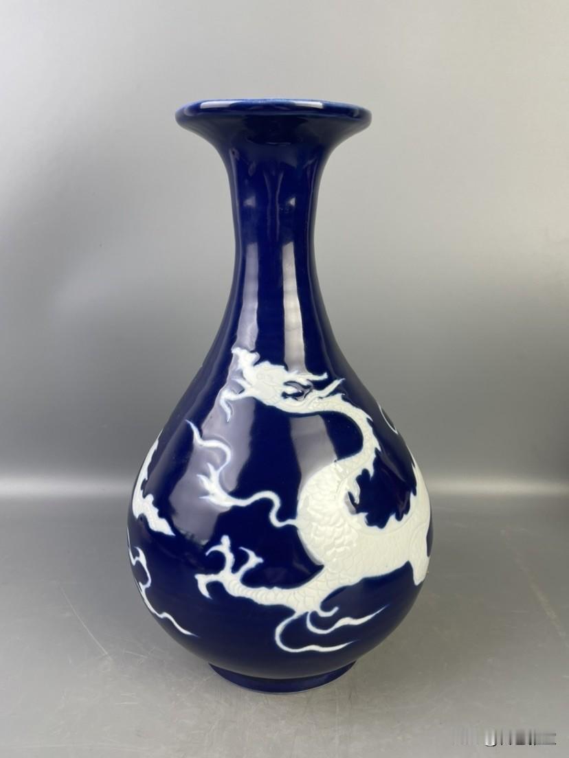 元瓷天花板！霁蓝釉留白龙纹玉壶春瓶，皇家顶级重器！
       在元代瓷器中，