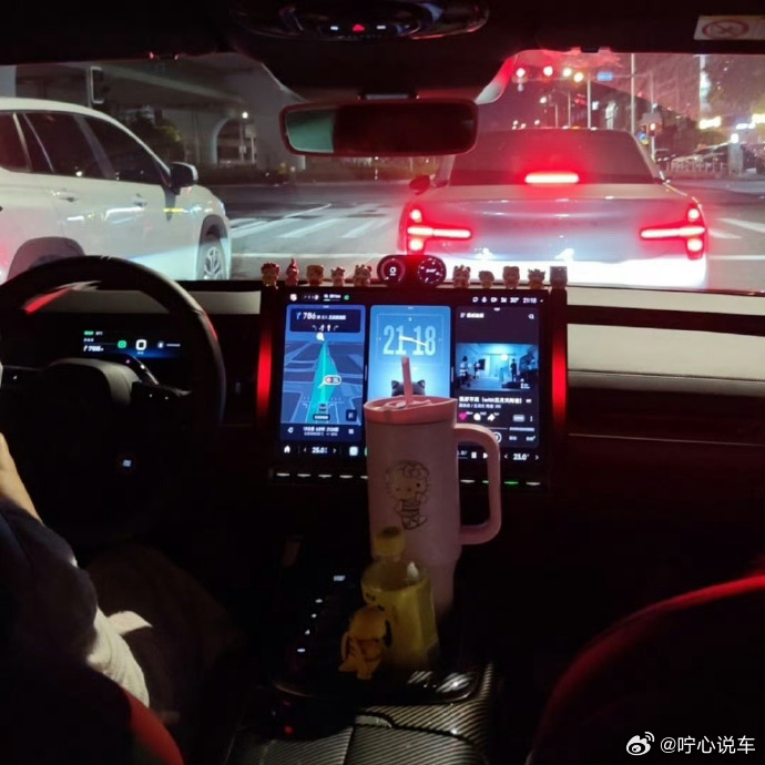 第一代的小米SU7并不如第二代那样舒适， 然而驾驶体验上，第一代却明显优于后者！