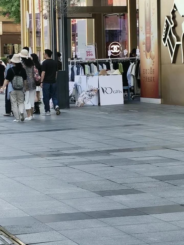 笑不活了！成都街头摆摊衬衫要990，贫穷狠狠限制了我的想象😂
 
谁懂啊家人们