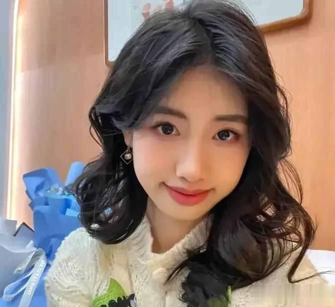 冯小刚徐帆为女儿画展剪彩，17岁徐朵逆袭成大美女，善款全部捐献。