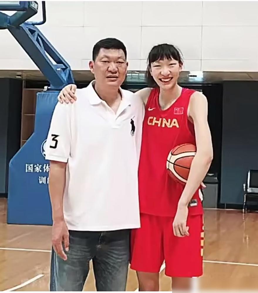 父亲节晒温情，评论区却一片冰凉！
女篮国手韩旭，在澳洲发文感恩父母培养。结果引