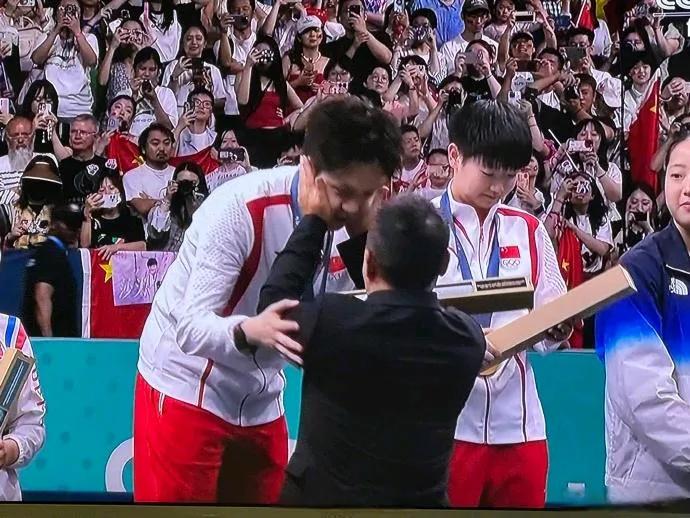 乒坛盛宴再添辉煌篇章，王楚钦与孙颖莎这对“莎头”组合，在万众瞩目下，携手问鼎混双