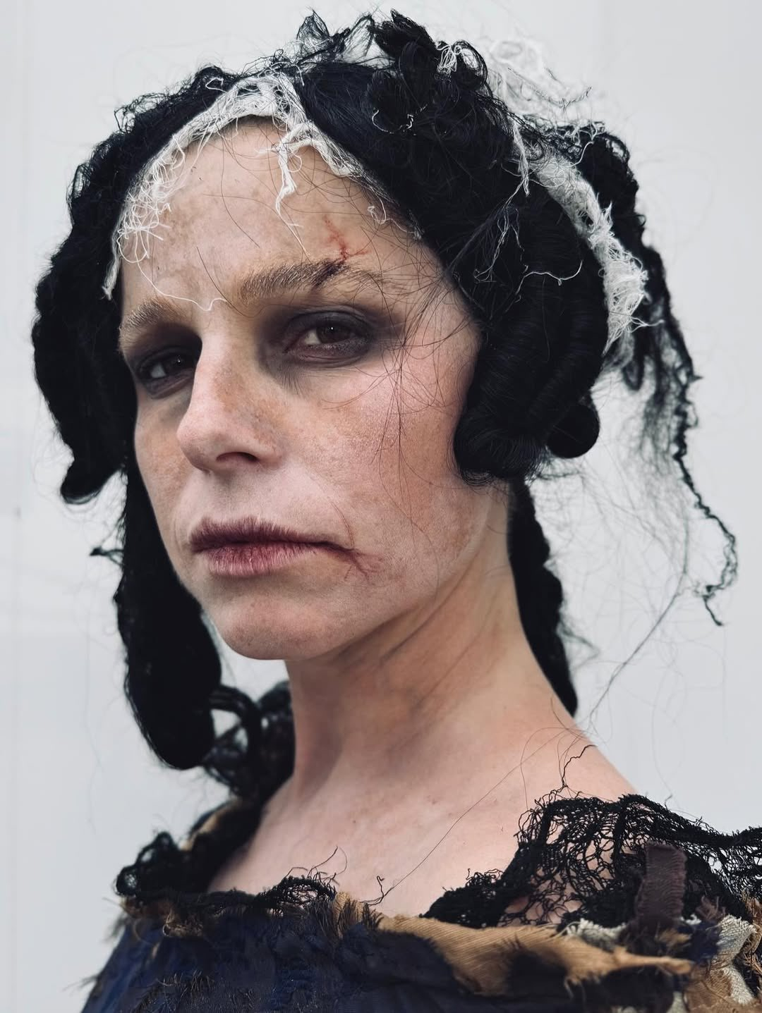 杰西·巴克利在电影《暗黑新娘！》片场的人物定妆照！