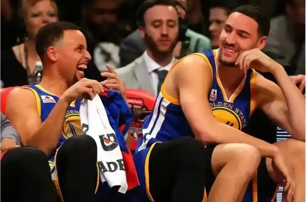 库里演砸了圣诞大战，这才是他给克莱·汤普森最贵的礼物。
 
他18投6中，三分1