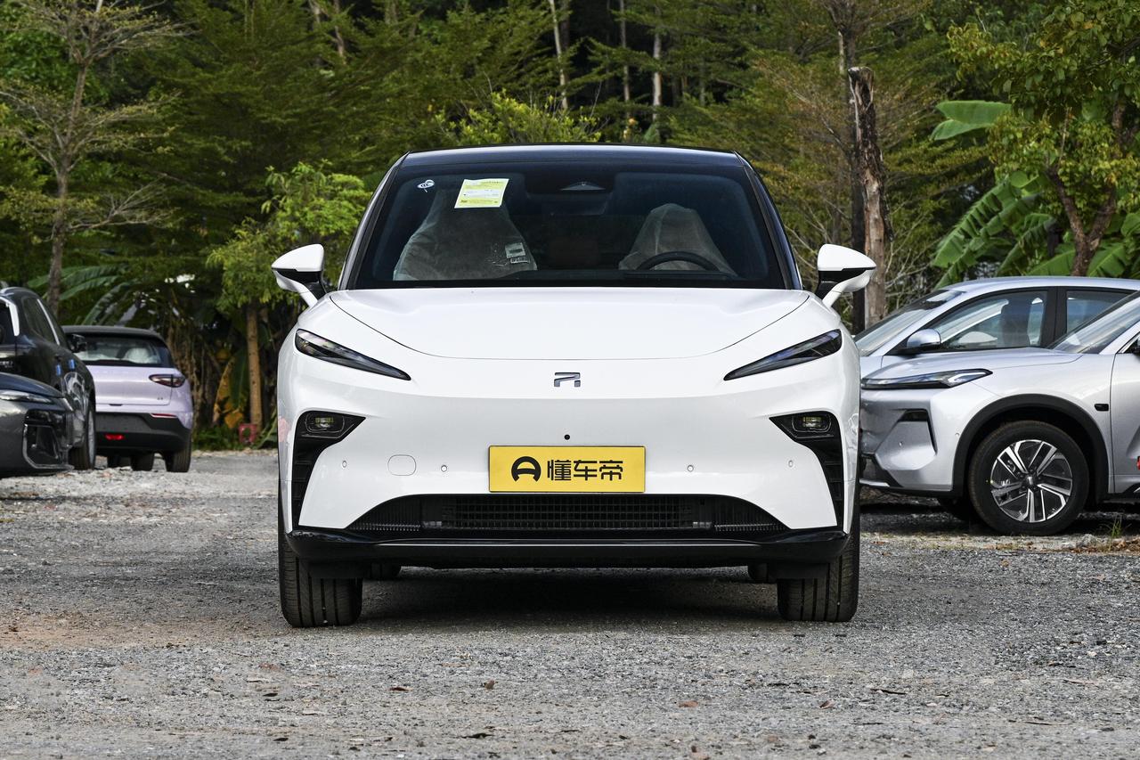 第一眼看飞凡R7轿跑SUV姿态舒展，溜背顺滑，灯组科技感较强。但前脸设计略显复杂