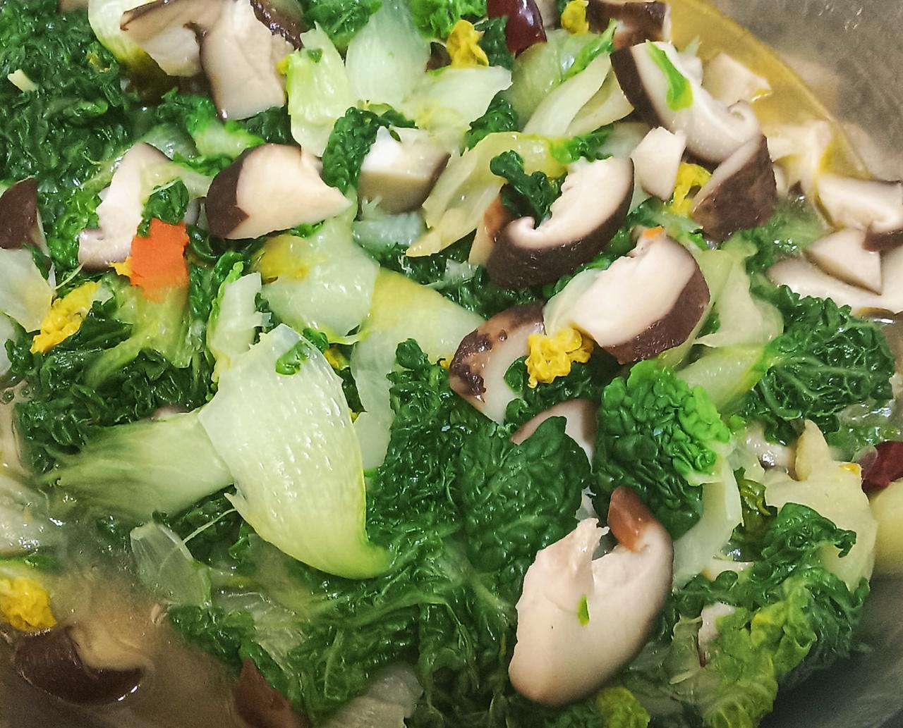 今天吃素，香菇小油菜。用蒜粒提味，还是很清爽的爽。