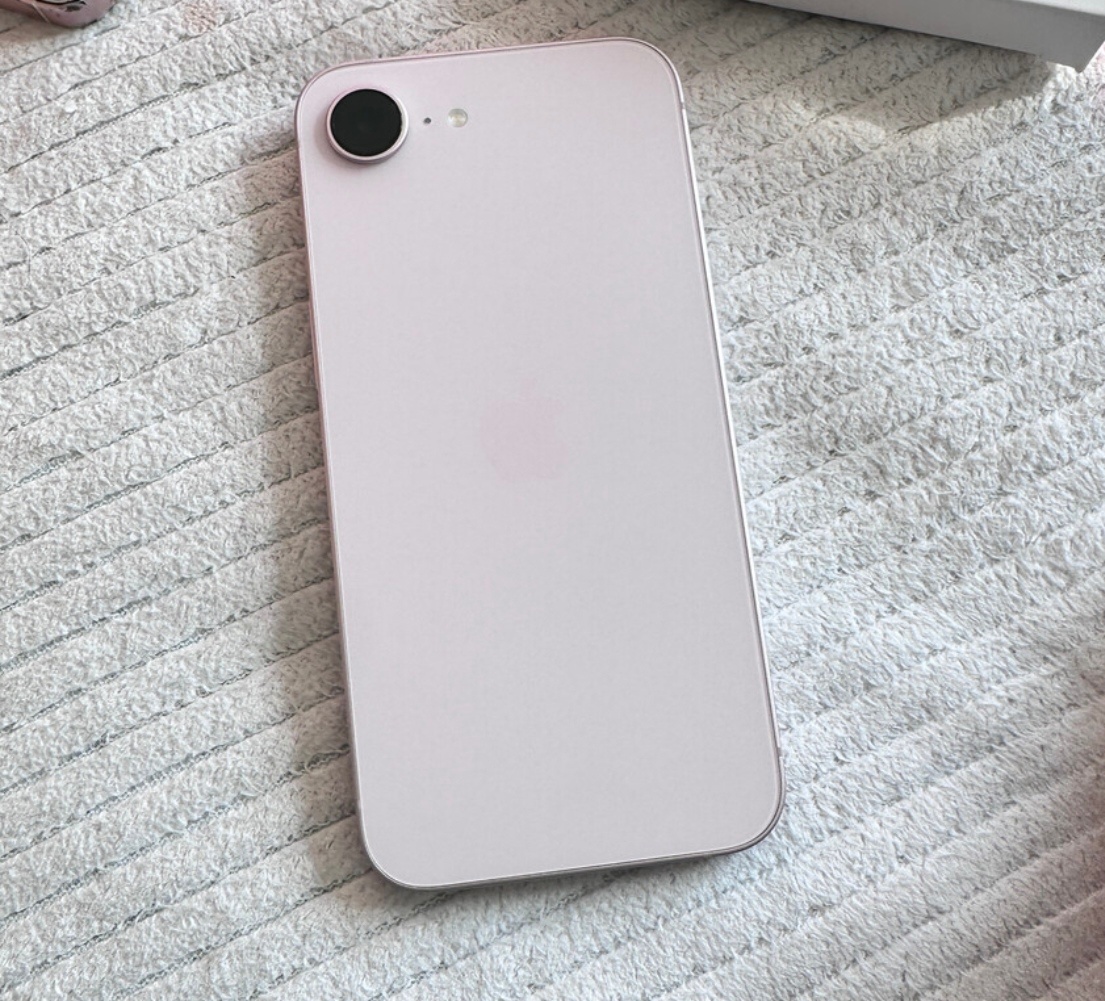 iPhone17e首销销量超16e截止目前身边朋友暂时还没看到手持iPhone1