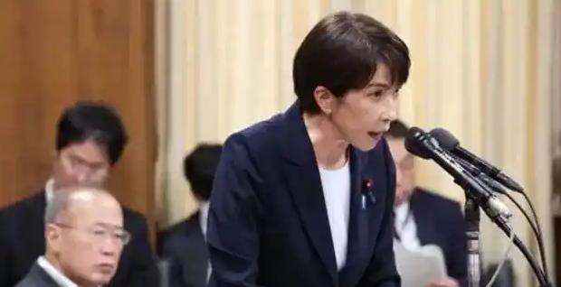 日本首相高市早苗，那个曾经天天把“我不喜欢宴请”挂在嘴边的女人，现在被日媒抓了个