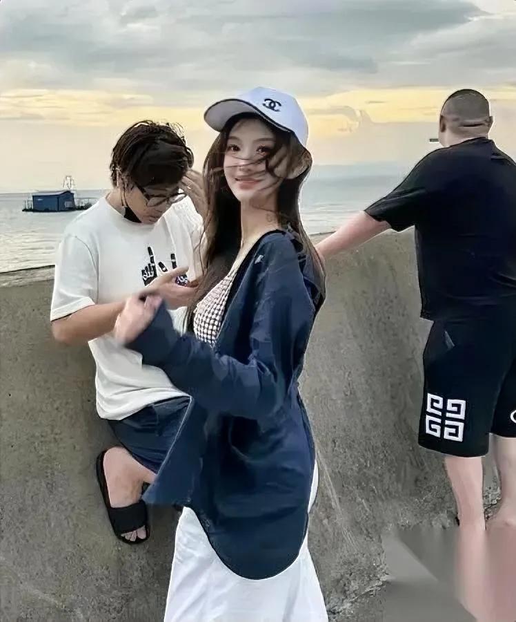 巴旦木嫁卢本伟

丢了大半粉丝

你猜她到底图啥？

最近巴旦木公主晒和卢本伟出