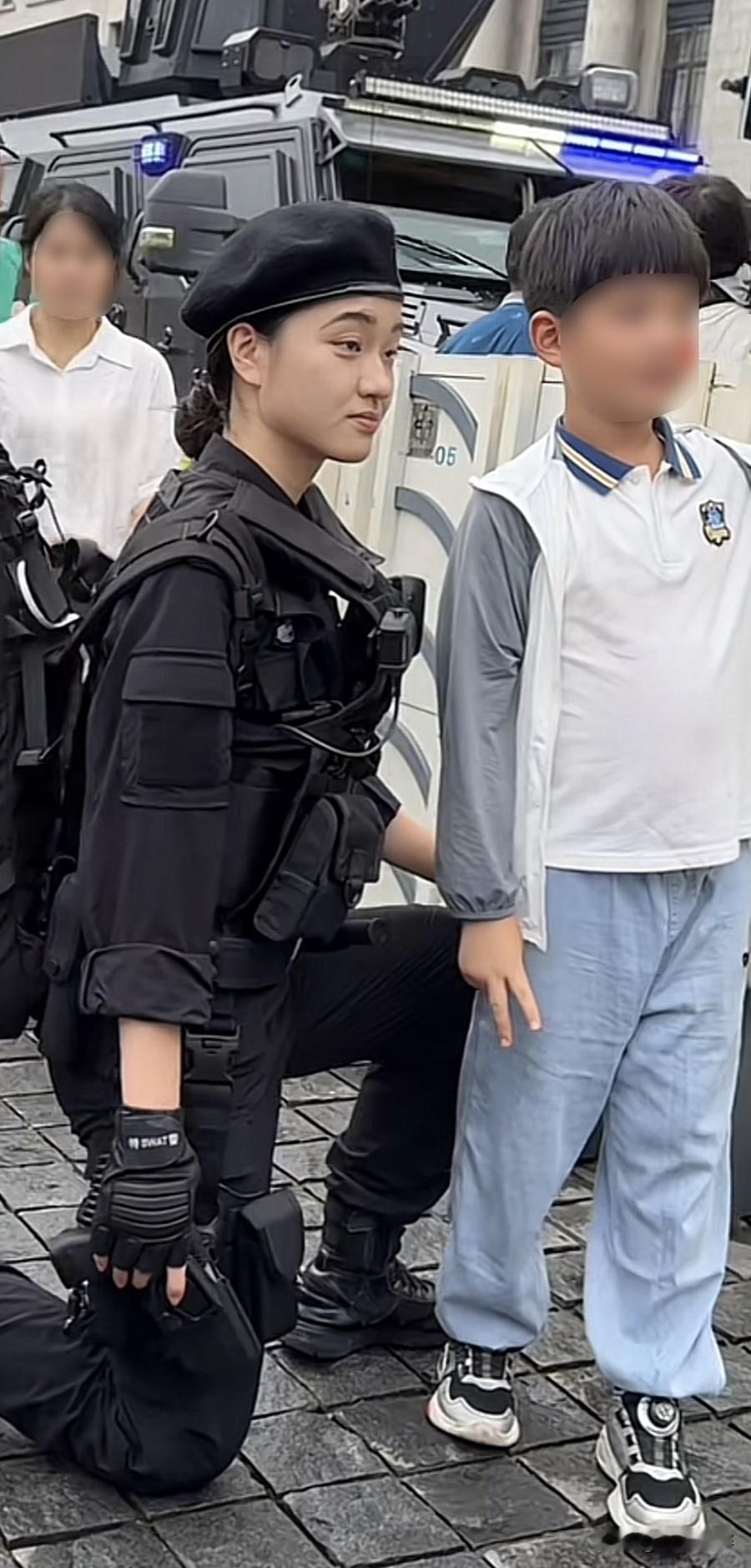 上海帽子姐姐这一跪，把我眼泪都跪出来了！这才是人民贴心的守护神！必须点赞！
很多