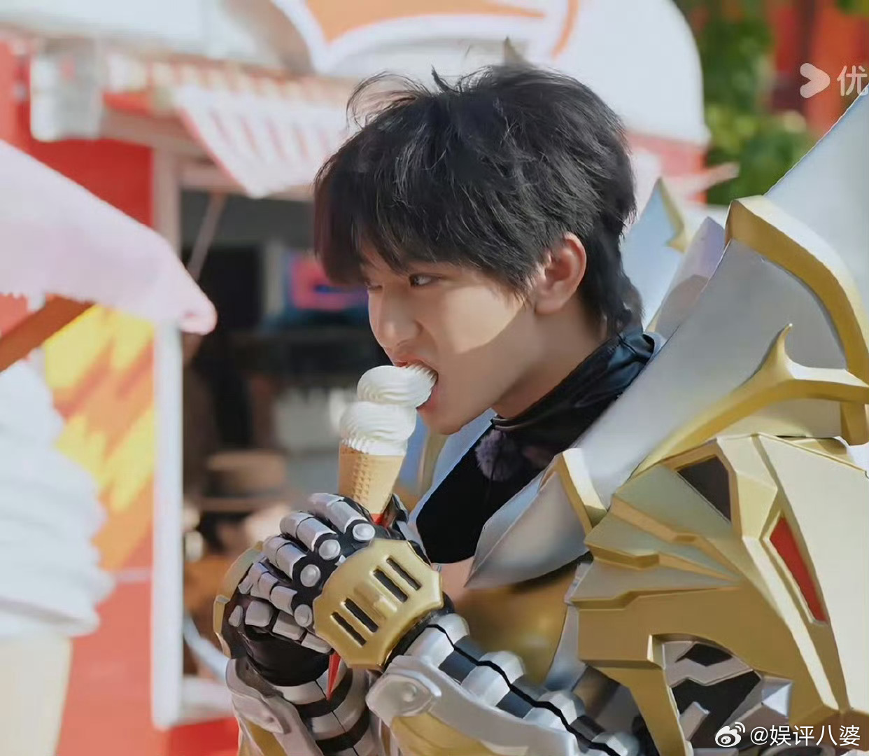 穆祉丞站着干饭谁能拒绝站着干饭的仔啊!周五的快乐氛围直接拉满，手里的食物就没停过