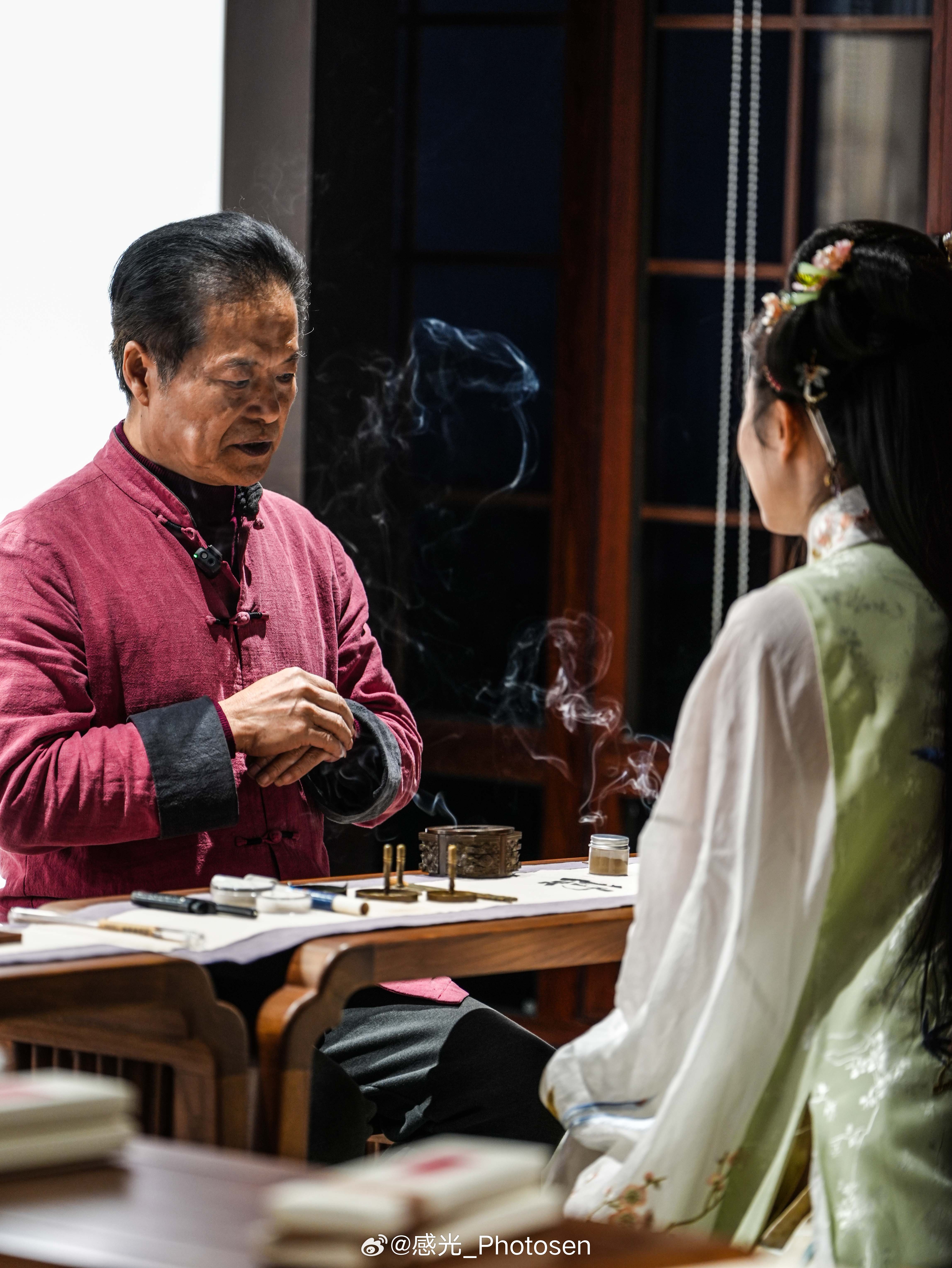 《无言的雕塑》上亿人写过的作文 父爱是场精密的减法运算。真正的父亲从不站在聚光灯