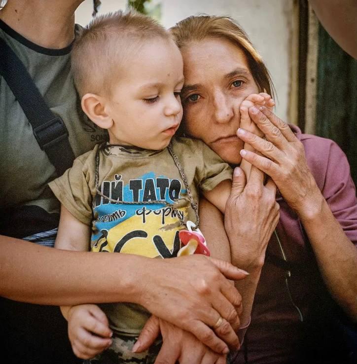 乌克兰男孩的照片被《国家地理》评为最佳照片之一。这张名为《家庭怀抱》的照片由英瑞