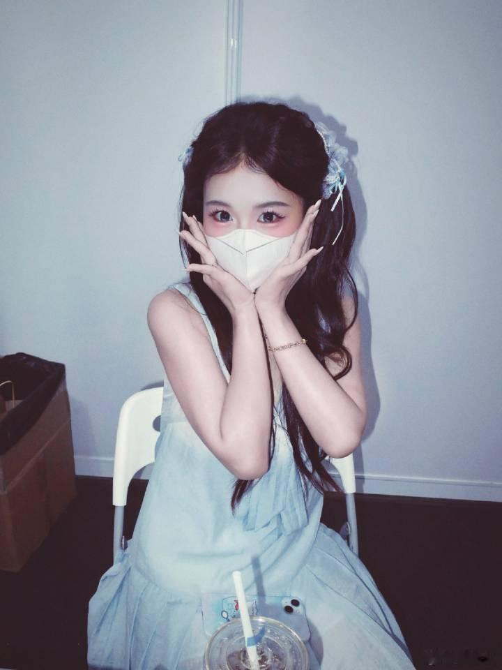 学姐 你太美好了你睡觉时乱乱的头发你说话时的嗓音你站在栏杆旁清瘦的背影你清澈的眼