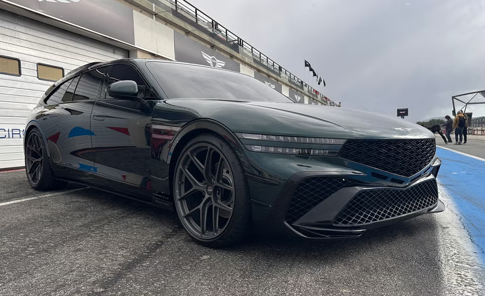 除了Magma GT中置引擎概念跑车，捷尼赛思在法国保罗·里卡德赛道的特别活动中