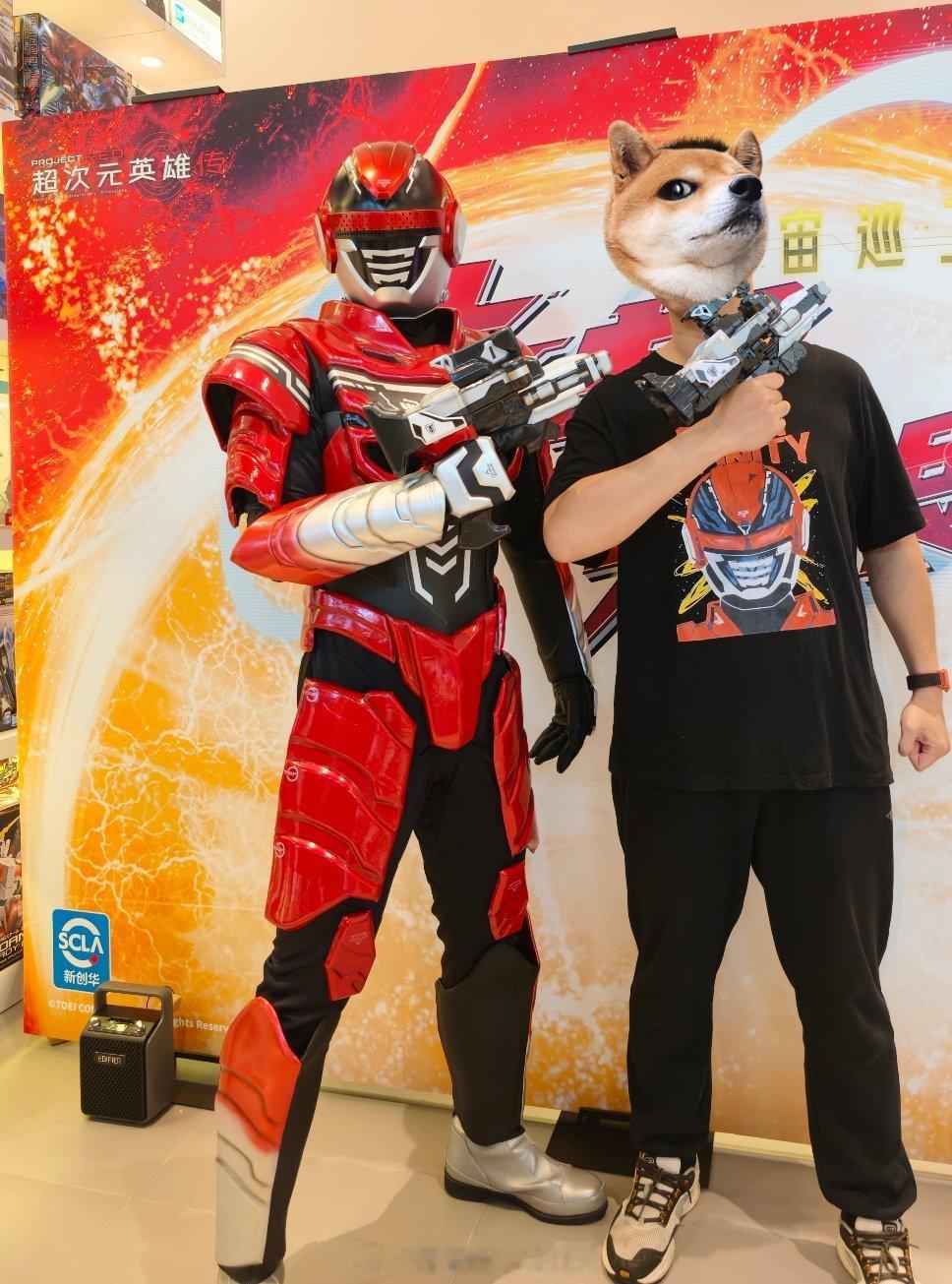 超宇宙刑事卡邦无限 跟超宇宙刑事卡邦无限 无限合影过了被卡邦无限指指点点 看到T