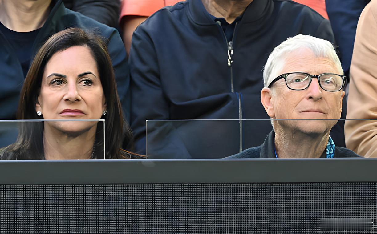 澳网2026德约科维奇vs阿尔卡拉斯比尔-盖茨和他马子赫德也在现场，两个人恋情曝