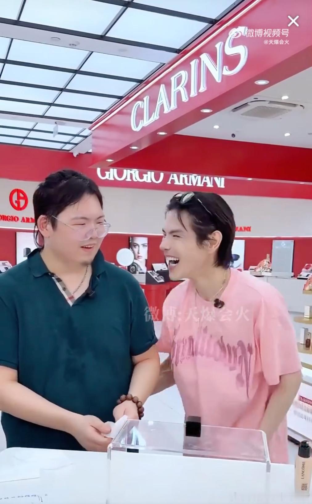 向佐弟弟向佑身体疑似躯体化向佑的躯体化反应是长期心理健康问题的延续，并非突发现象