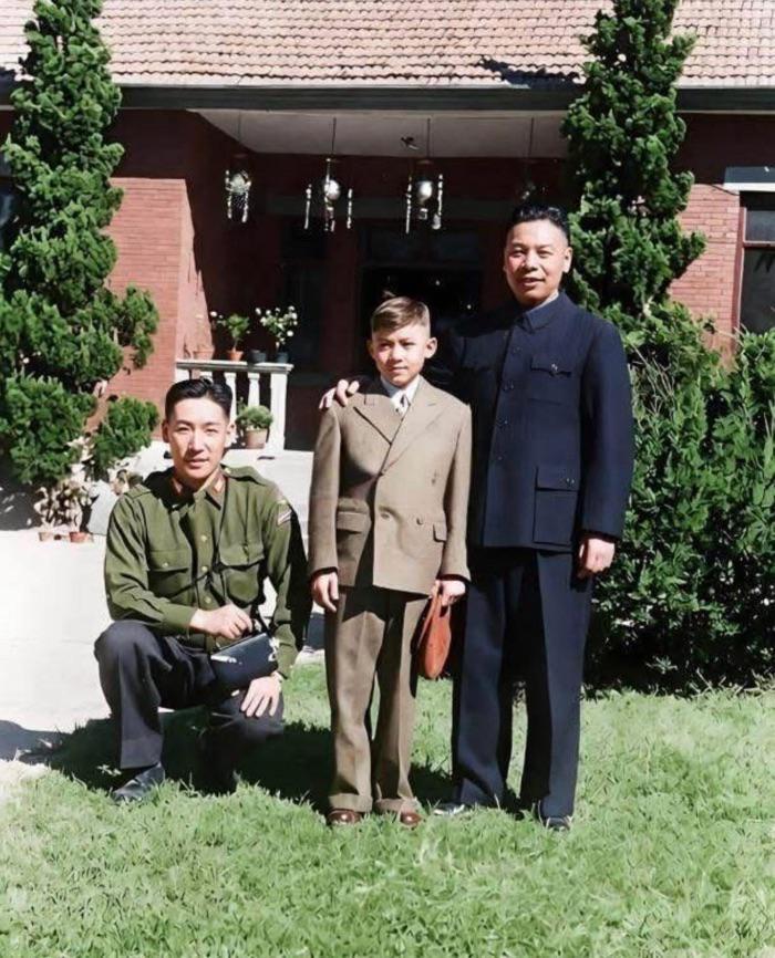 俩小蒋相信大家应该都认识吧？中间的小小蒋呢？有没高人可以说出他名字不？老照片