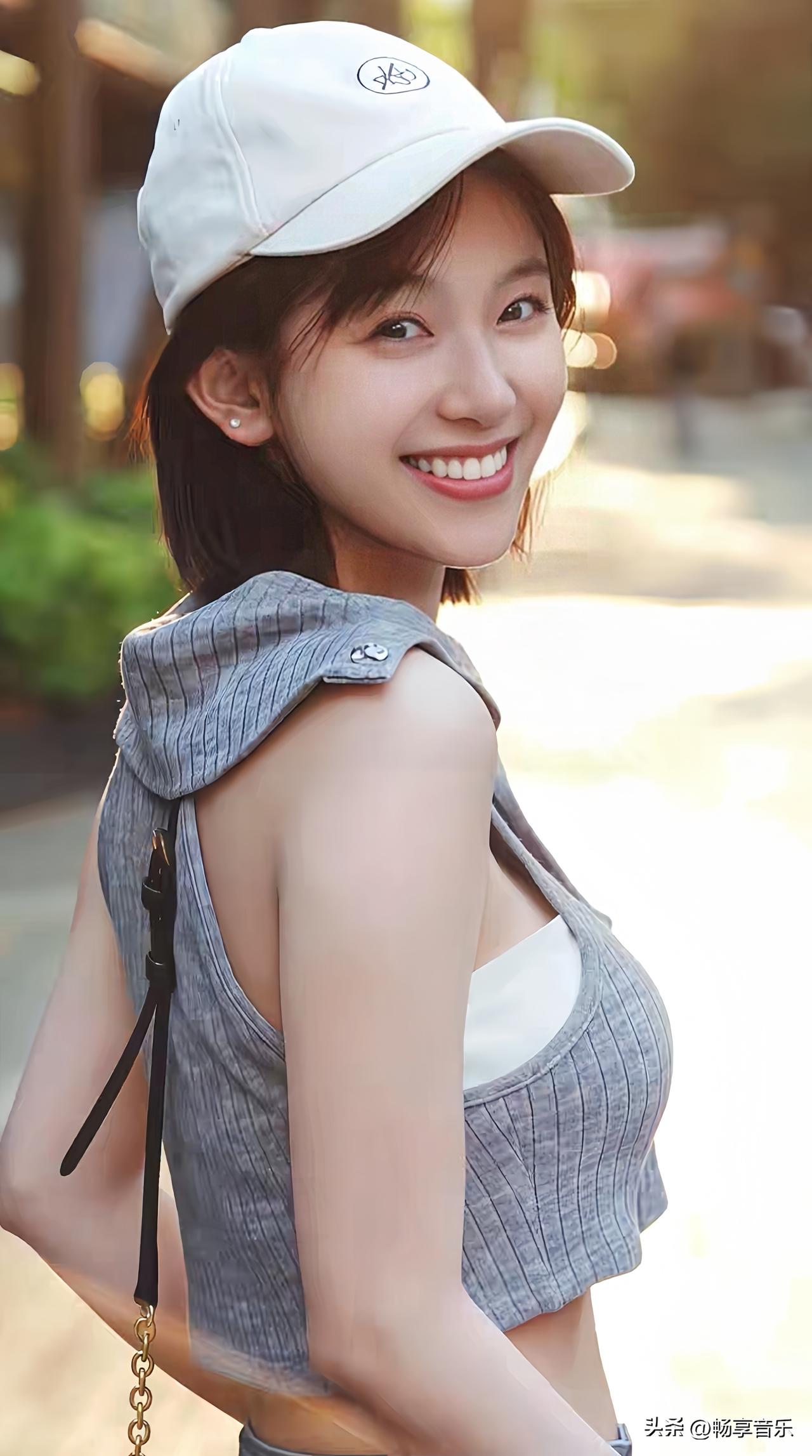 风遇山止意悠悠，心向晴光自温柔。
笑靥如花开半夏，衣袂轻扬胜夏流。
双向奔赴皆欢