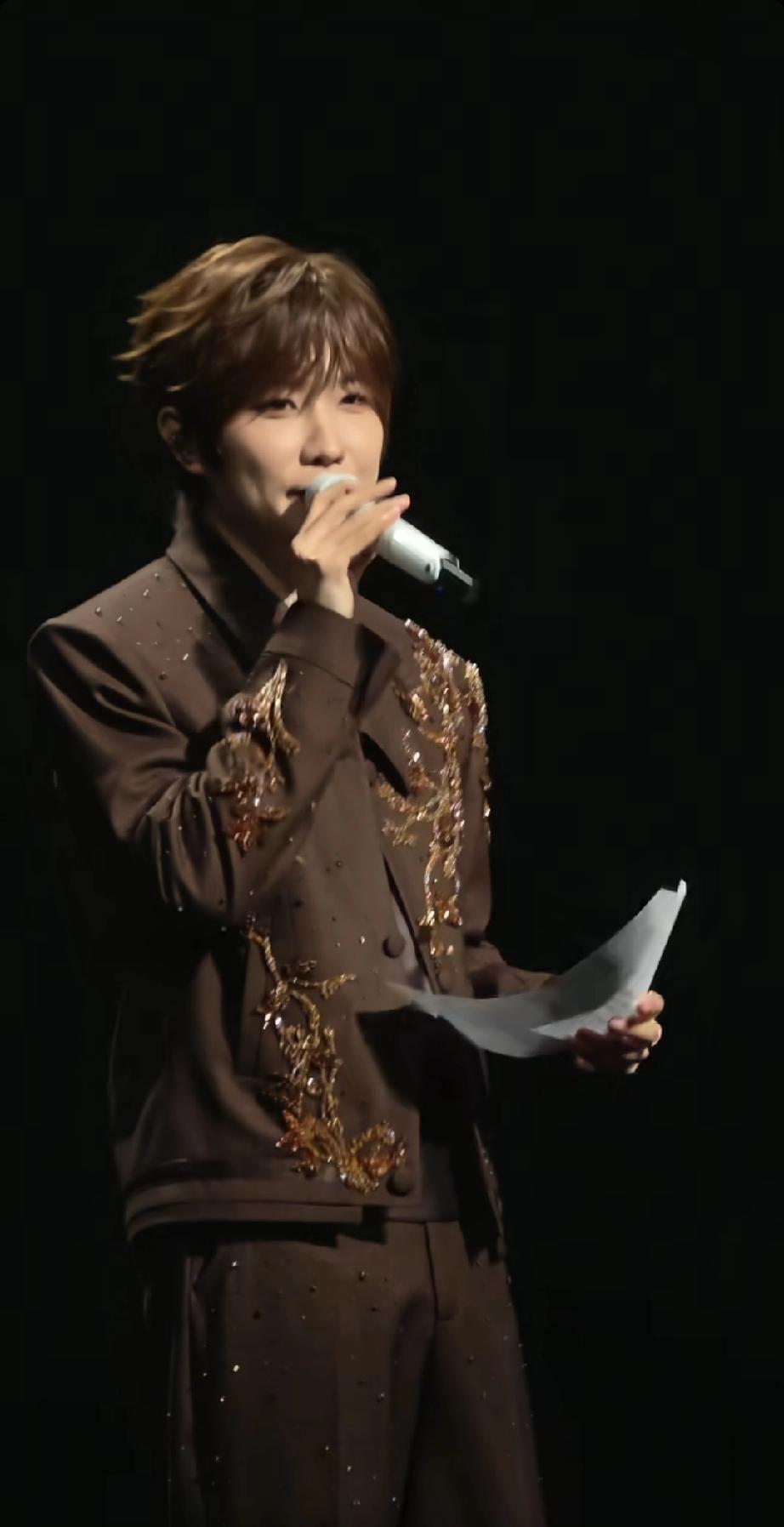 徐良演唱会爷青回本兮。
徐良演唱会简直是“爷青回”现场！最近他的演唱会超火，当《