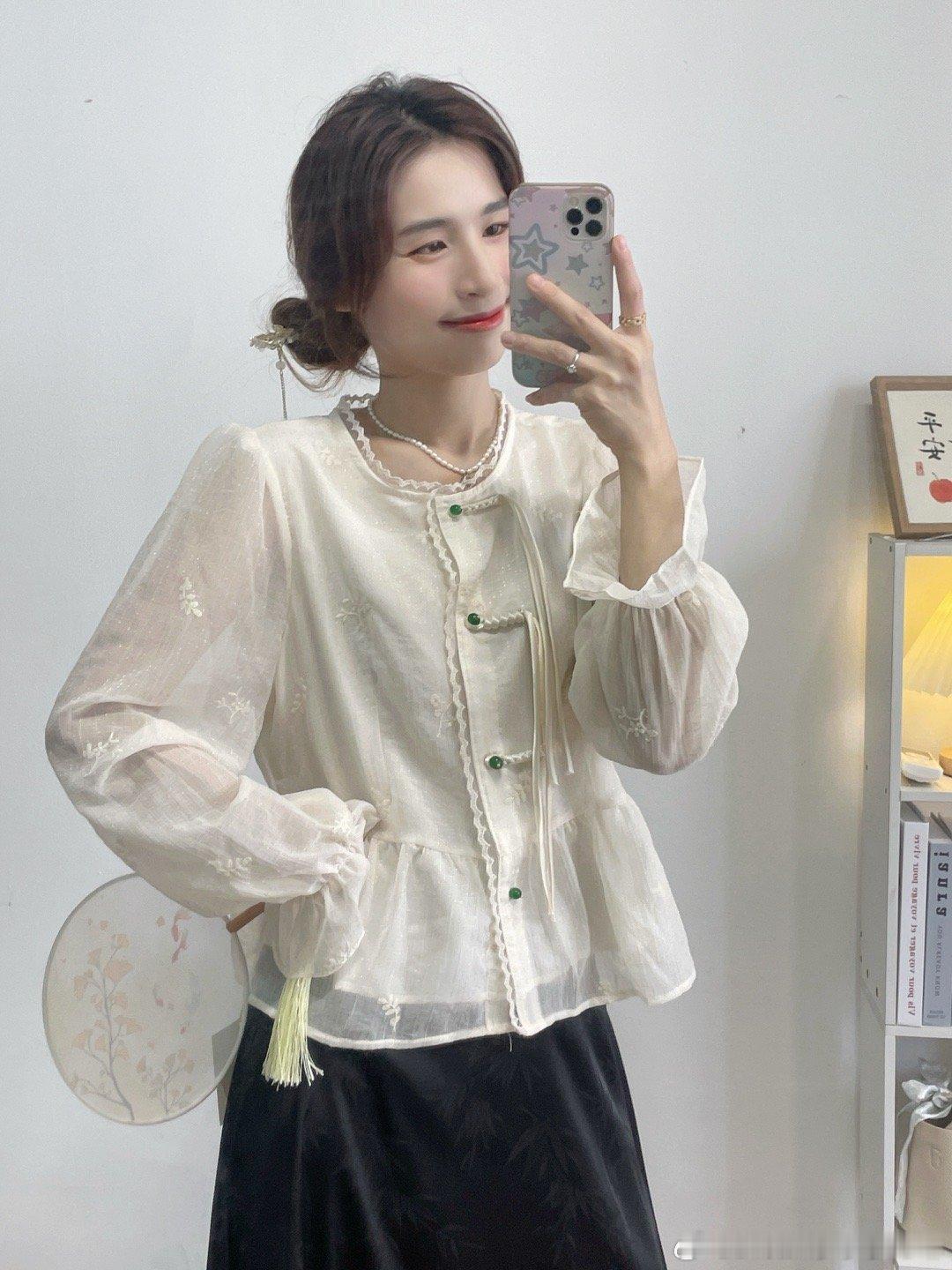 #开拍# 4🈷️8号早10点开拍新中式衬衫，温柔清冷感。新中式真的是越穿越爱穿