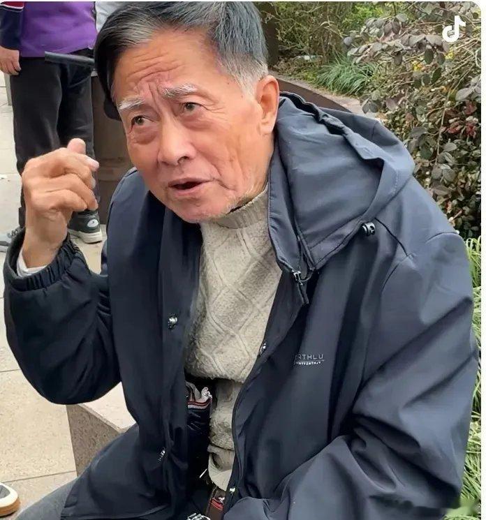全网知名的建工爷叔火出圈，全靠重仓上海建工这只票！当初成本5块多入场，如今股价跌
