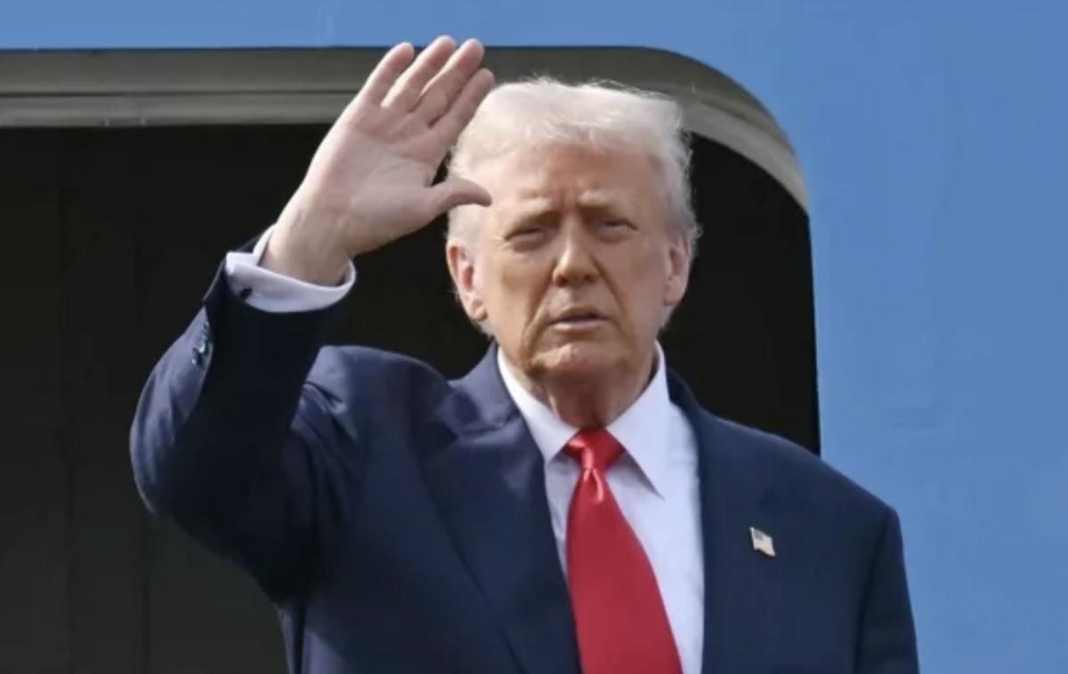 【特朗普透露：明年4月访华】

10月30日中美峰会结束后，特朗普异常兴奋，他在