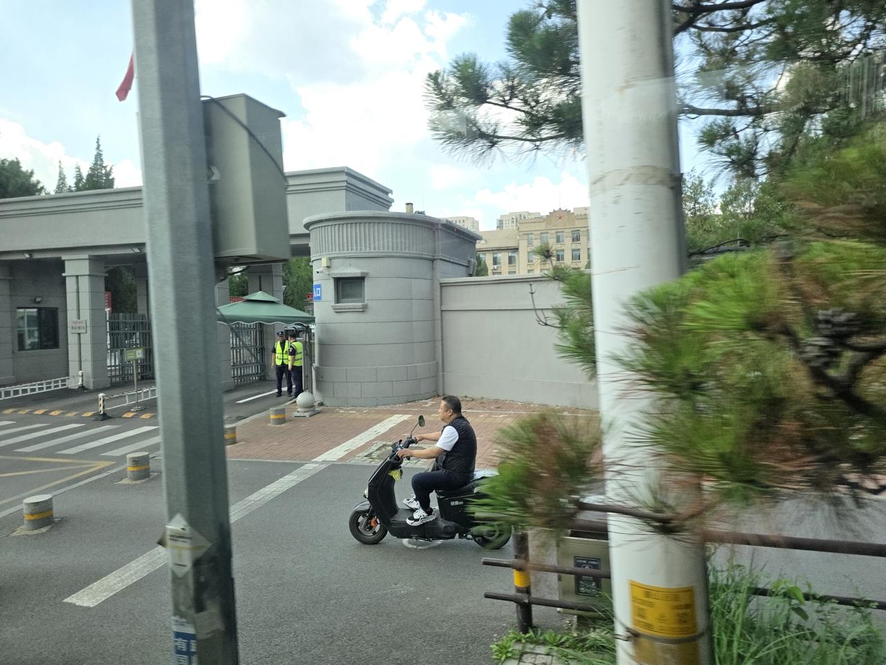 坐车路过辽宁大学老校区，图书馆是我在校时每天必去的地方，太亲切了！