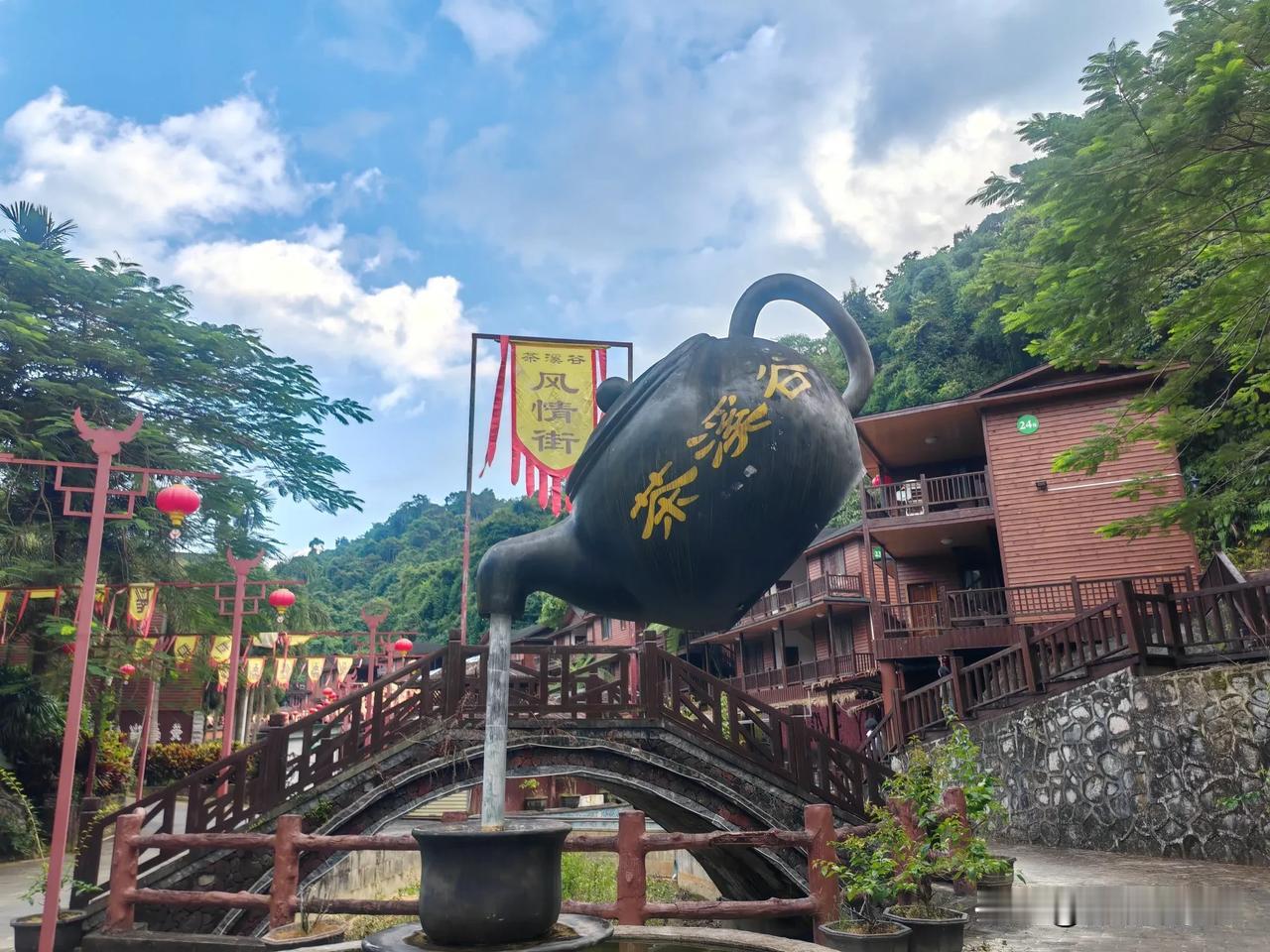 原始热带雨林秘境、废弃的军营坑道、黎苗风情＿五指山脉茶溪谷

保亭茶溪谷远在深山