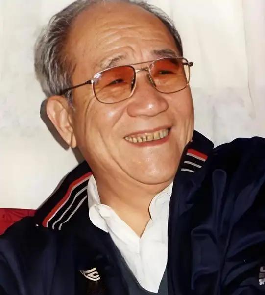 侯耀华说父亲在五岁的时候，被宫里最后的一个厨师买了回来，从他父亲的记忆中，大概是