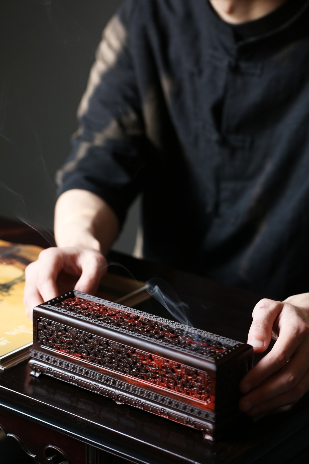 大红酸枝『祥云·卧香炉』大红酸枝黑飘红老料制，香盒周身镂空雕刻祥云纹，层层叠叠，