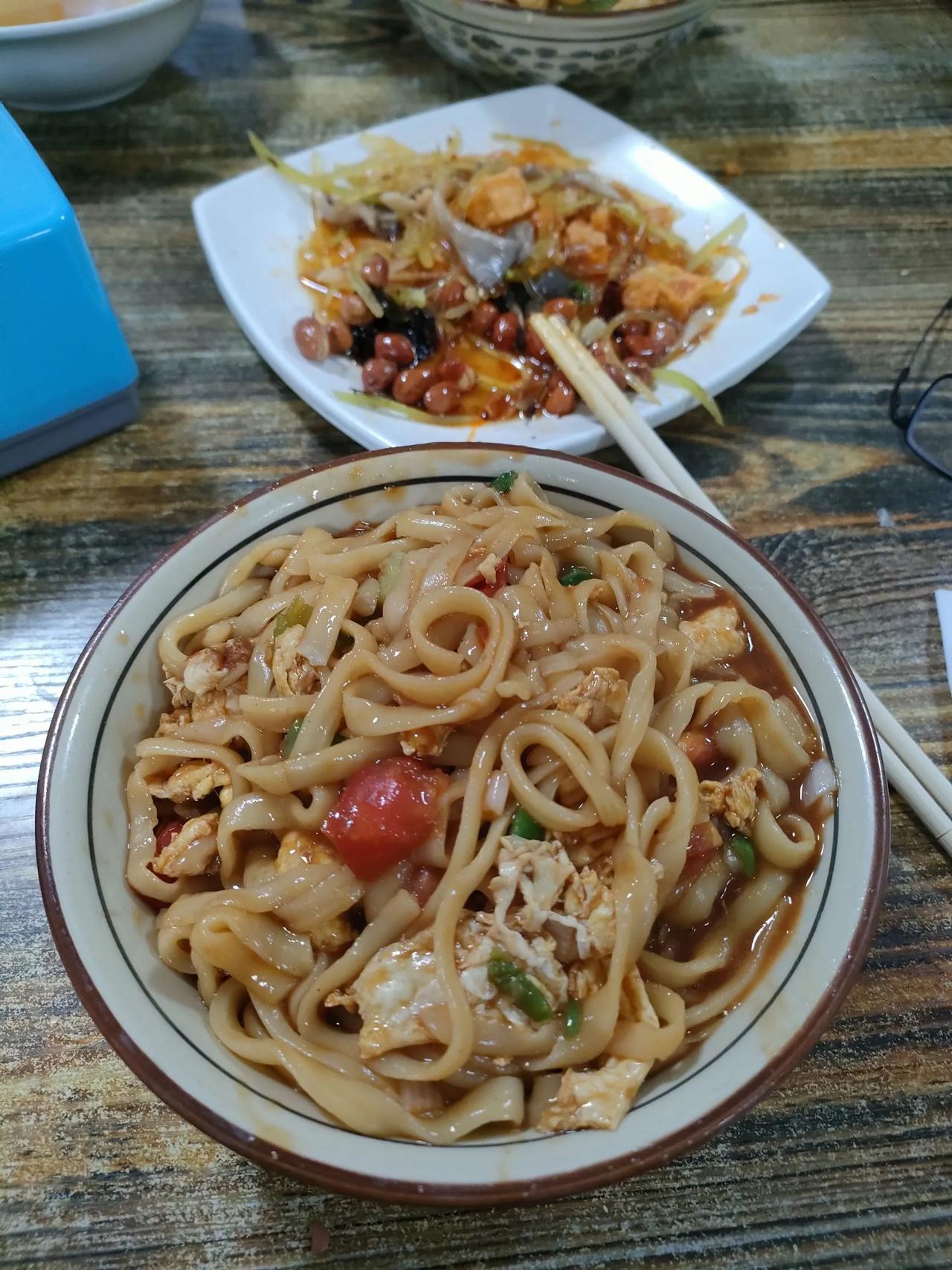 运城的蛋炒刀削面。刀削面是山西中北部著名面食，晋南运城并不是特色，但二十年前从河