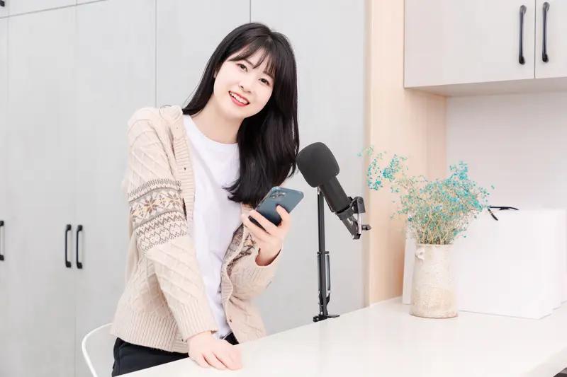 为什么现在，越来越多的人选择直播因为一个手机一个电脑，在家里面就可以做呀，这样的