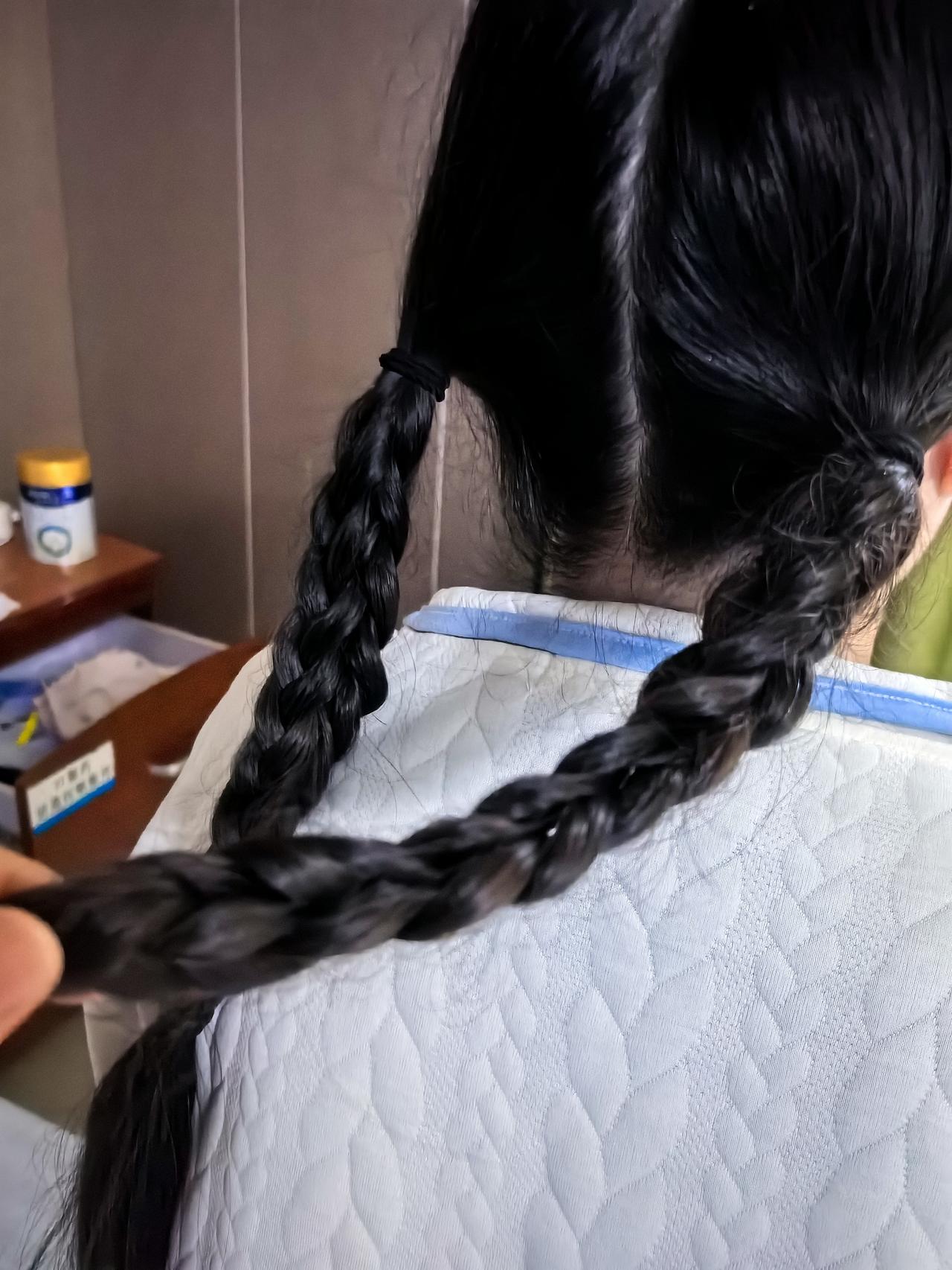 本来想露一手，把我多年前的手艺展现一下。可是笨拙的双手不听使唤，想着编两个五股辫