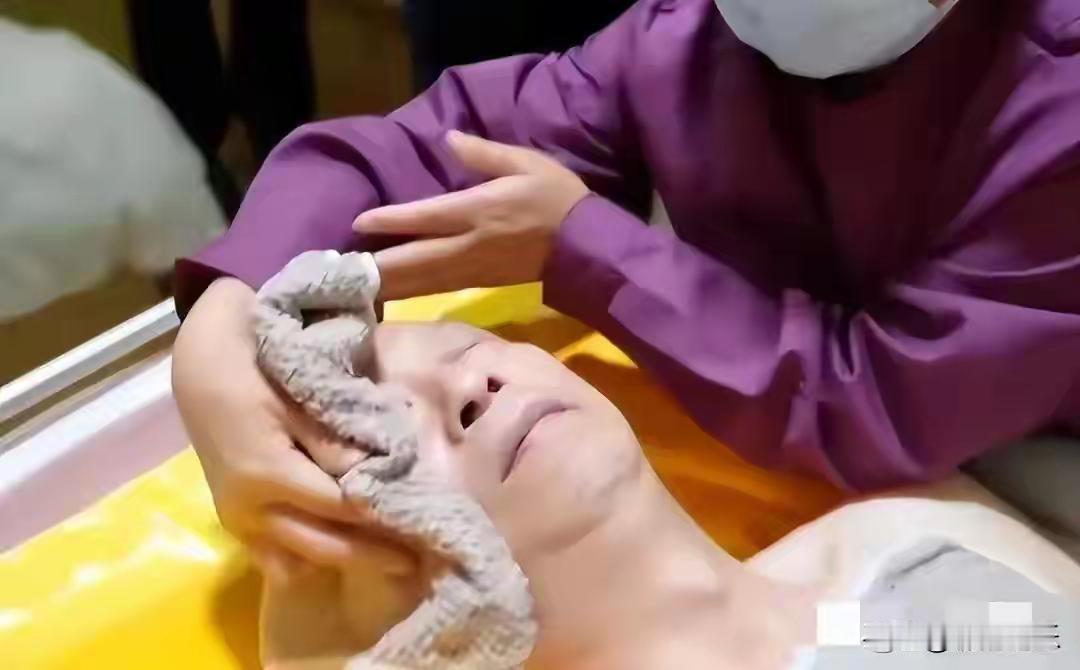 当89岁的奶奶说出“我想自己洗个头”，这群年轻人把浴室搬进了卧室


“水来啦！