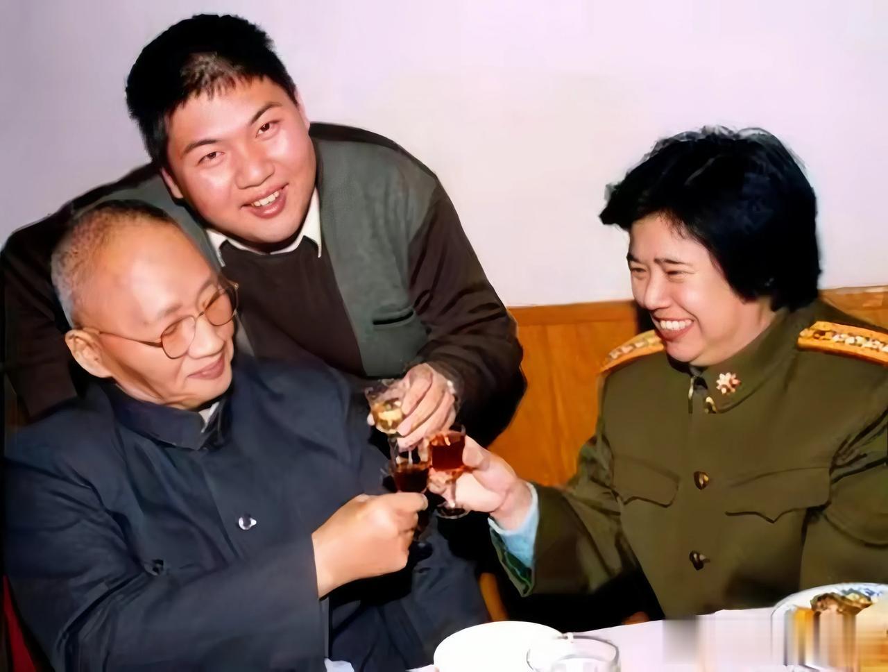 毛岸青与妻子邵华、儿子毛新宇的一张珍贵合影，一生饱经磨难的毛岸青拍照很少笑，这张