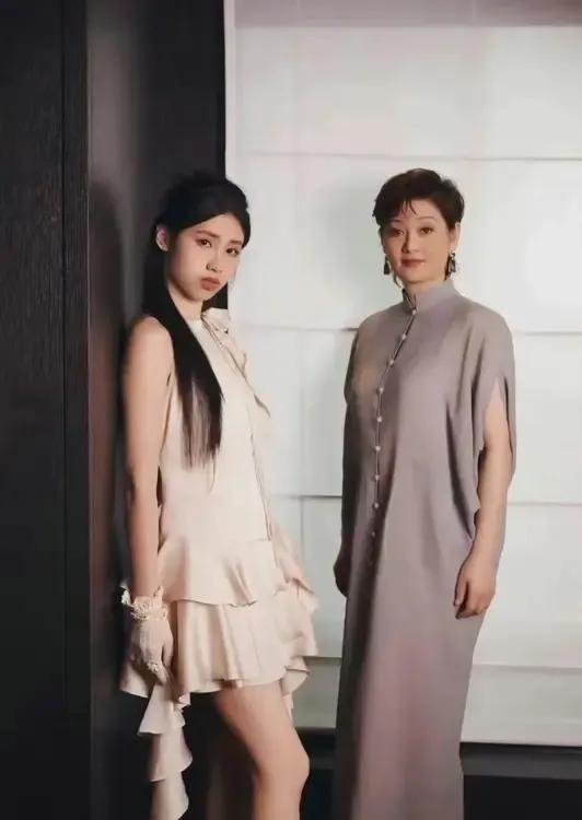 年龄感是无法掩盖的！
徐帆56岁，她闺女徐朵已经18岁。徐帆的脸保养得非常好，看