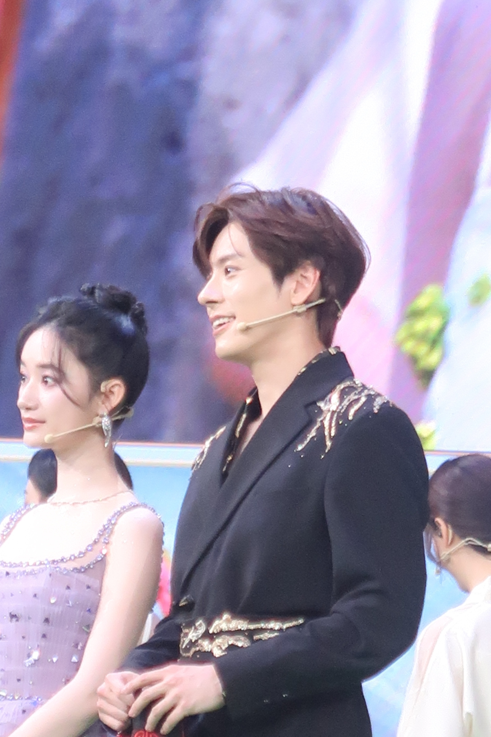 郭晓婷、魏哲鸣现场生图直出！两个人都是温温柔柔的～#狐妖小红娘月红篇今天发布会#