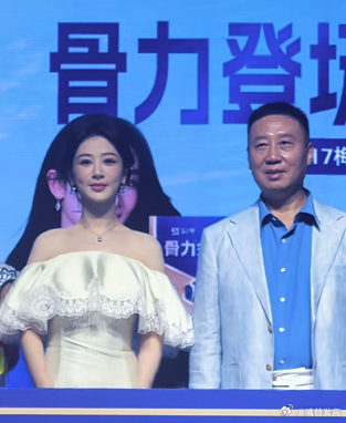 杨紫爸爸与杨紫手牵手参加线下商务活动，今天才知道原来杨紫爸爸叫杨卫国，极具正义与