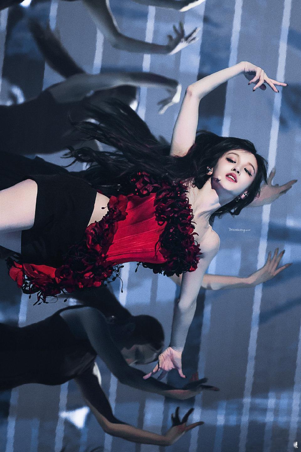 宋雨琦自己摘裙脱帽改装 舞台上的她从容得像在自家客厅换衣服！摘裙、脱帽、改装，一