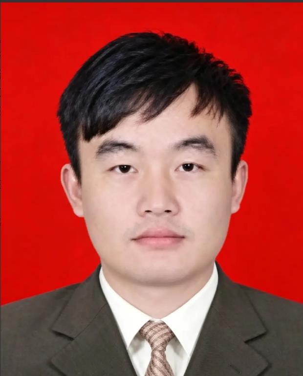 “中国好人”艾乐松，扎根沙海十二载行医守边疆
在寸草难生的塔克拉玛干沙漠边缘，有