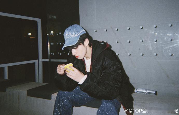 #朱志鑫冬天吃点冰##朱志鑫晒吃冰随拍#朱志鑫晒吃冰随拍，天越来越冷啦，多穿点，